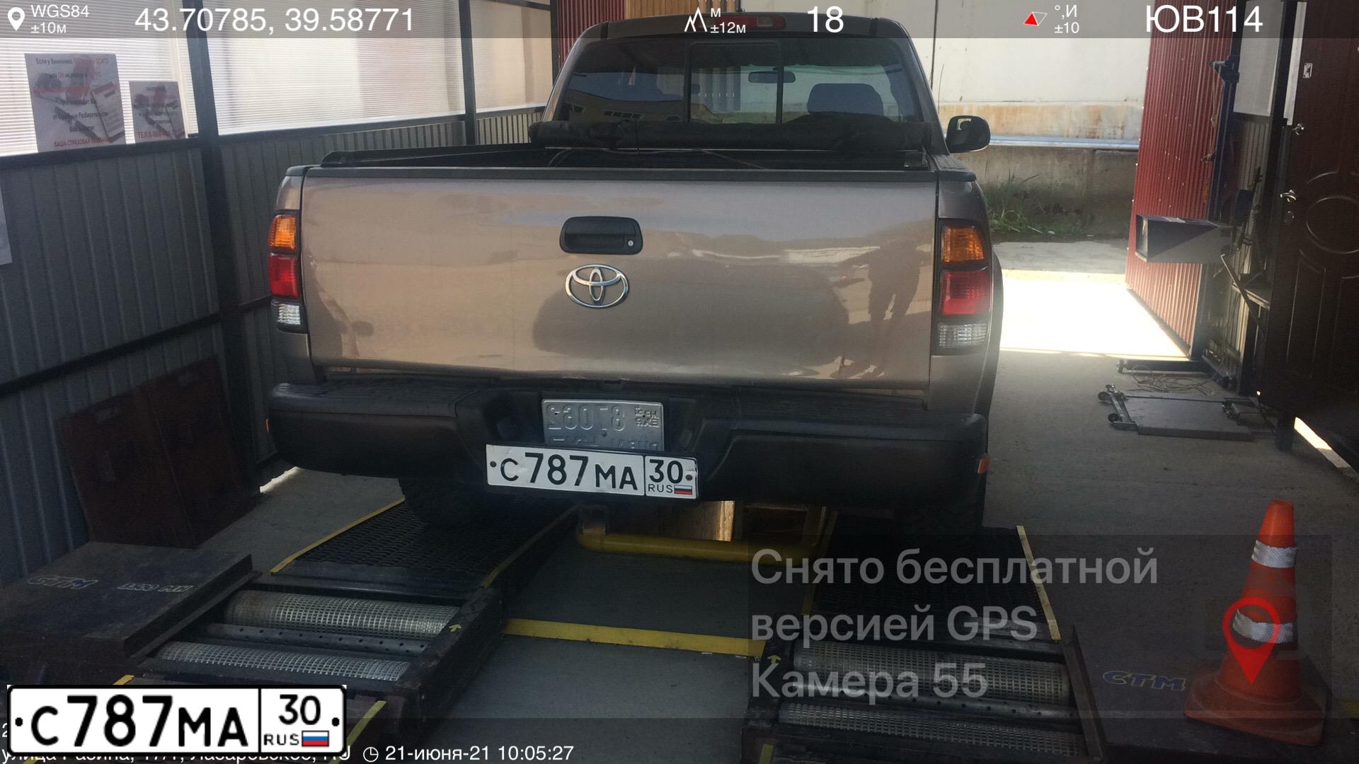 Фото автомобиля TOYOTA TUNDRA, 2000 — госномер М688МК177. Цвет: СЕРЫЙ