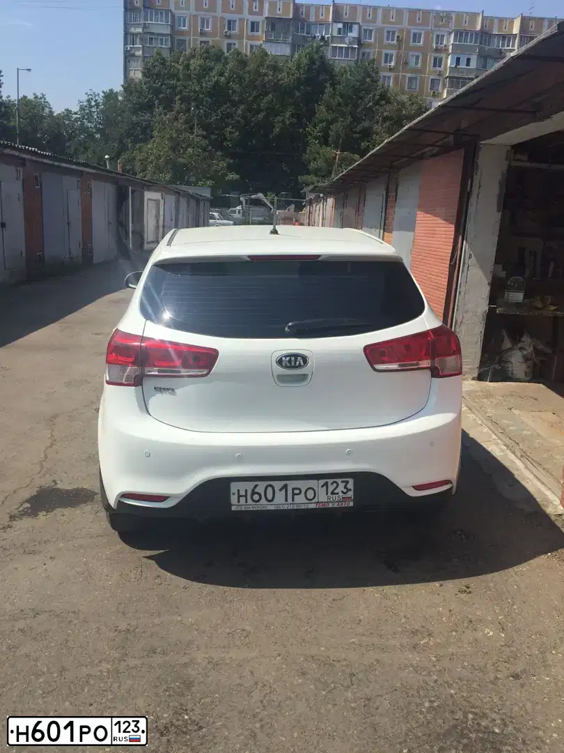 Фото автомобиля KIA RIO, 2016 — госномер Н601РО123. Цвет: Белый