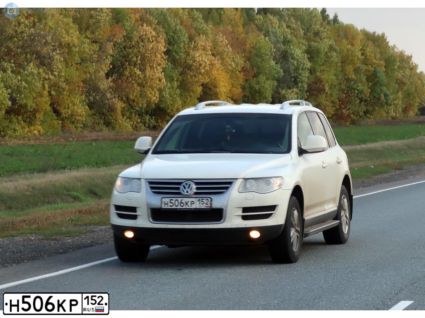 Фото автомобиля VOLKSWAGEN TOUAREG, 2010 — госномер А111УС152. Цвет: БЕЛЫЙ