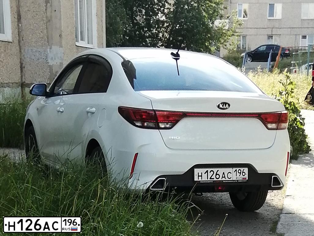 Фото автомобиля KIA RIO, 2020 — госномер С651ЕА196. Цвет: Белый