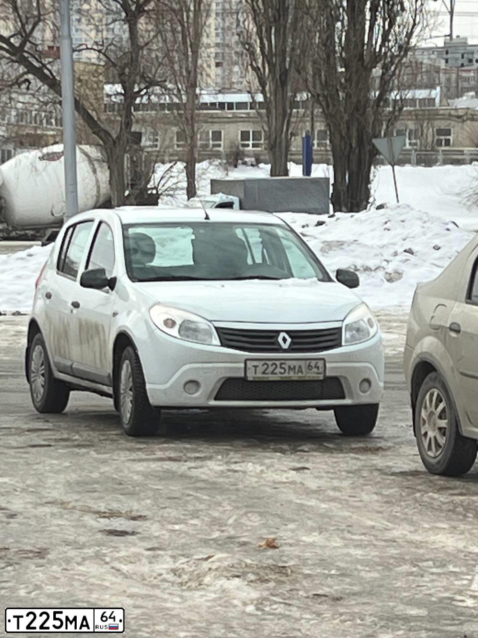 Фото автомобиля RENAULT SANDERO, 2011 — госномер Т225МА64. Цвет: БЕЛЫЙ