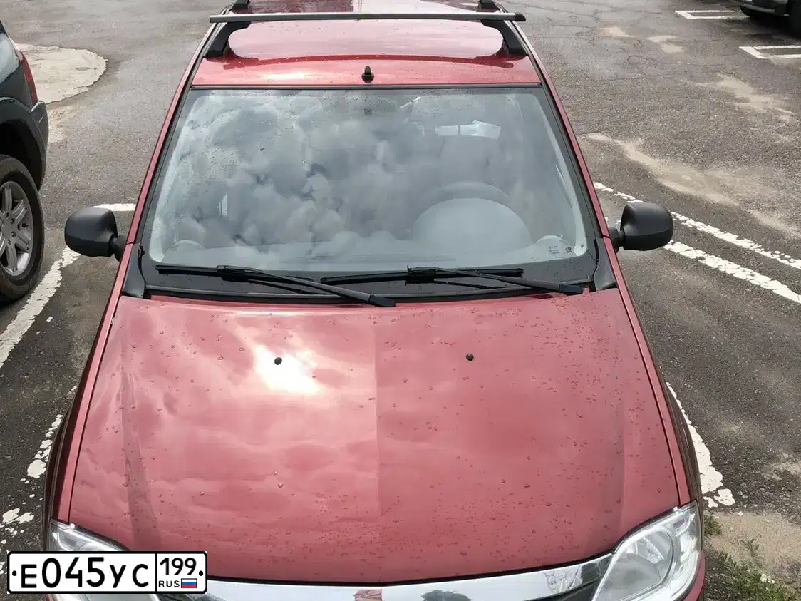 Фото автомобиля RENAULT T LOGAN, 2010 — госномер Е045УС199. Цвет: Красный