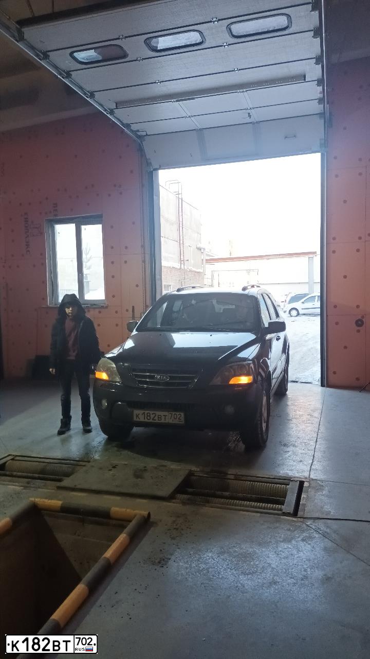 Фото автомобиля KIA SORENTO, 2006 — госномер Р100ТУ102. Цвет: ЧЕРНЫЙ