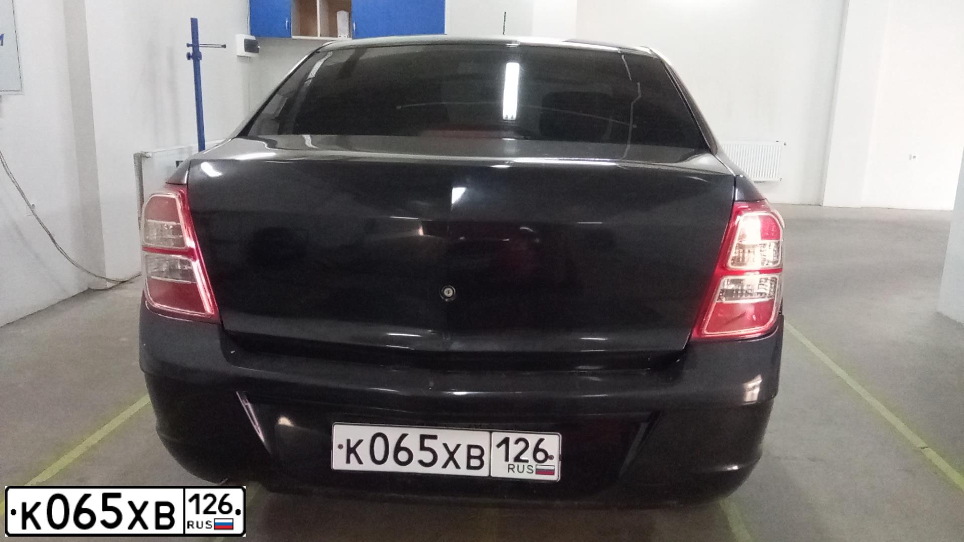 Фото автомобиля CHEVROLET COBALT, 2013 — госномер К065ХВ126. Цвет: ЧЕРНЫЙ