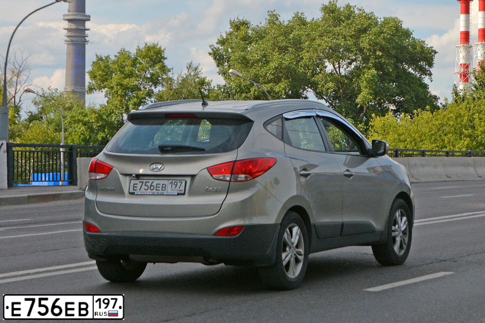 Фото автомобиля HYUNDAI IX35, 2010 — госномер Е756ЕВ197. Цвет: СЕРЫЙ