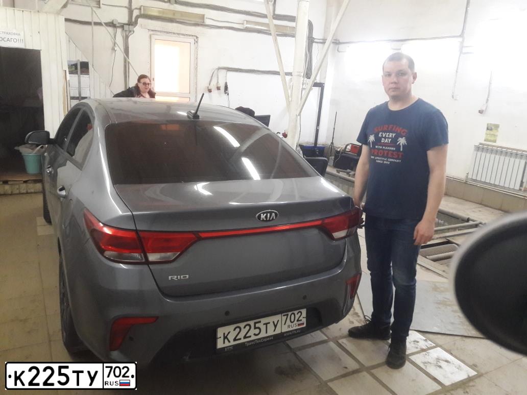 Фото автомобиля KIA RIO, 2019 — госномер Н710АУ702. Цвет: СЕРЫЙ