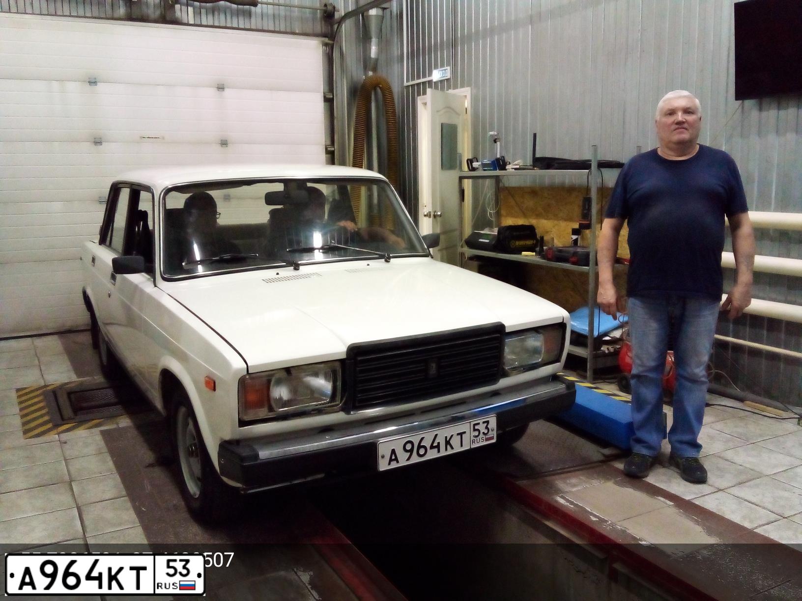 Фото автомобиля LADA 2107, 1992 — госномер Е899СА790. Цвет: Белый