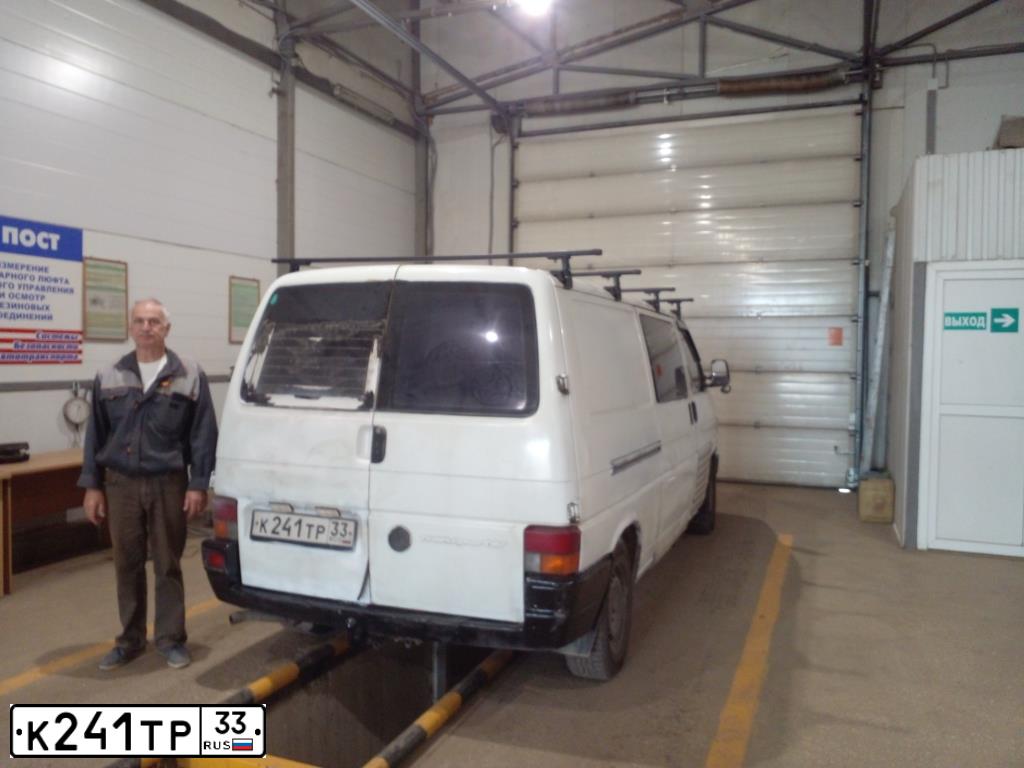 Фото автомобиля VOLKSWAGEN TRANSPORTER, 1993 — госномер К241ТР33. Цвет: Белый