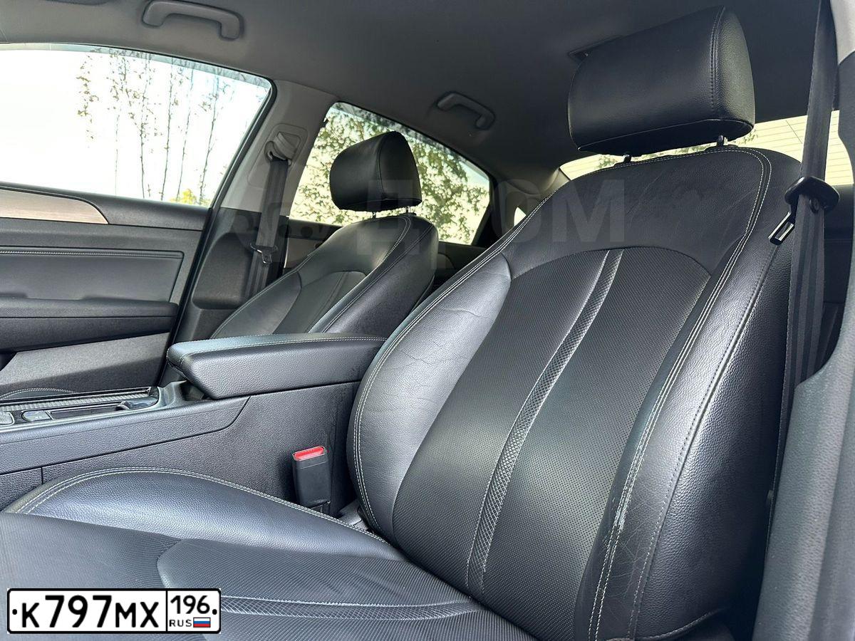 Фото автомобиля HYUNDAI SONATA, 2018 — госномер К797МХ196. Цвет: Серый