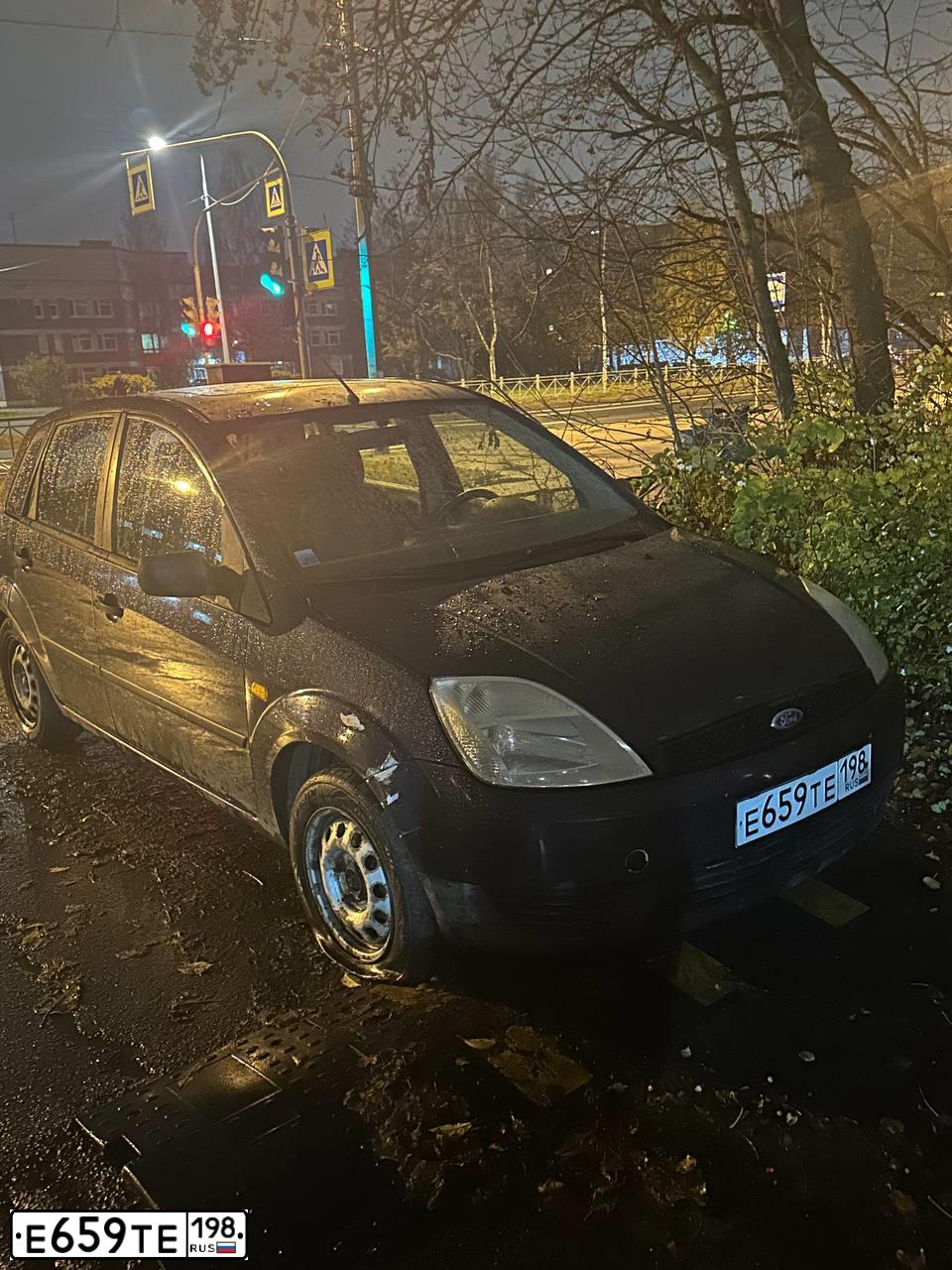 Фото автомобиля FORD FIESTA / ASPIRE, 2002 — госномер Е659ТЕ198. Цвет: синий