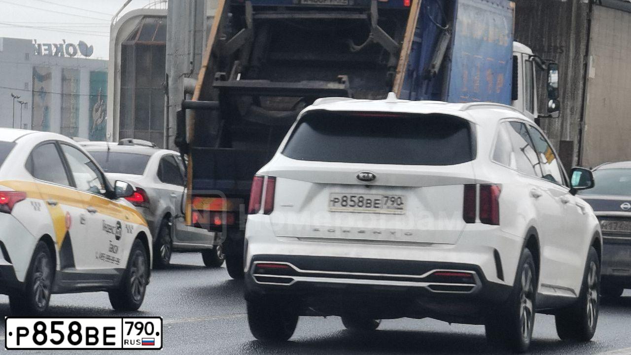 Фото автомобиля KIA SORENTO, 2020 — госномер Р858ВЕ790. Цвет: Белый