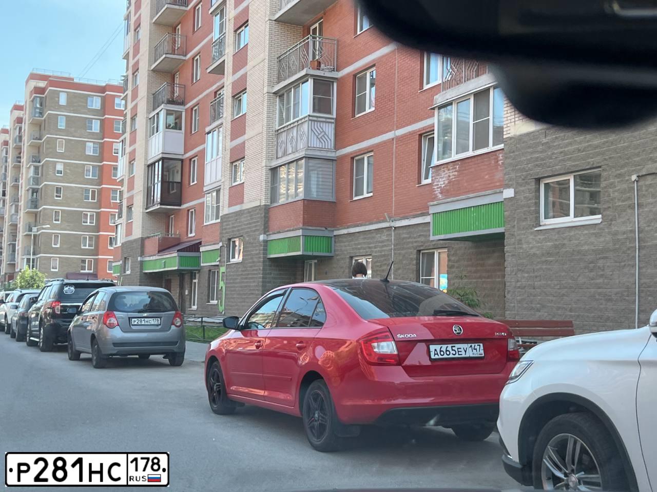 Фото автомобиля CHEVROLET AVEO, 2009 — госномер Р281НС178. Цвет: СЕРЫЙ