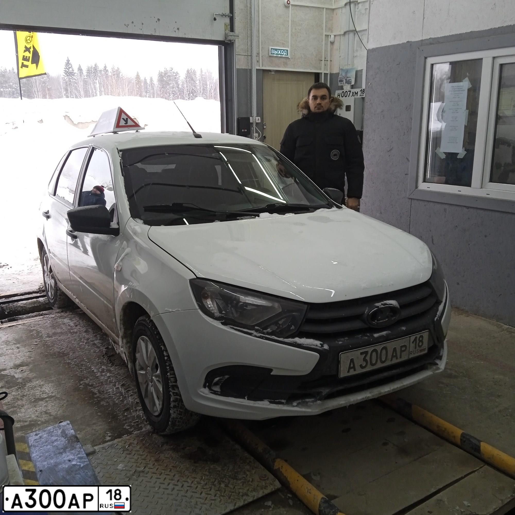 Фото автомобиля VOLKSWAGEN CRAFTER, 2012 — госномер А300АР18. Цвет: Белый