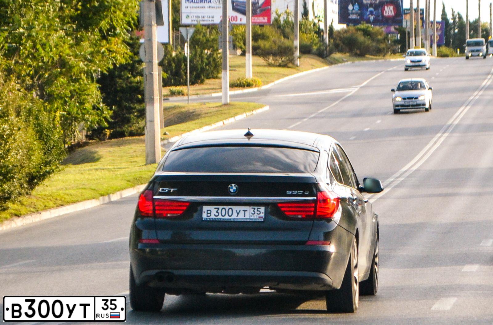 Фото автомобиля BMW SERIE 1, 2009 — госномер В300УТ35. Цвет: Белый