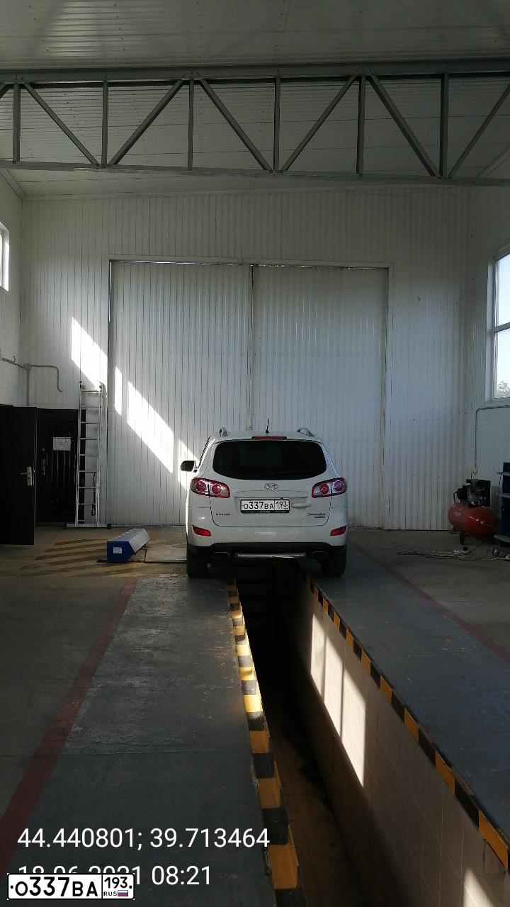Фото автомобиля HYUNDAI SANTA FE, 2010 — госномер Н888ВС01. Цвет: Белый