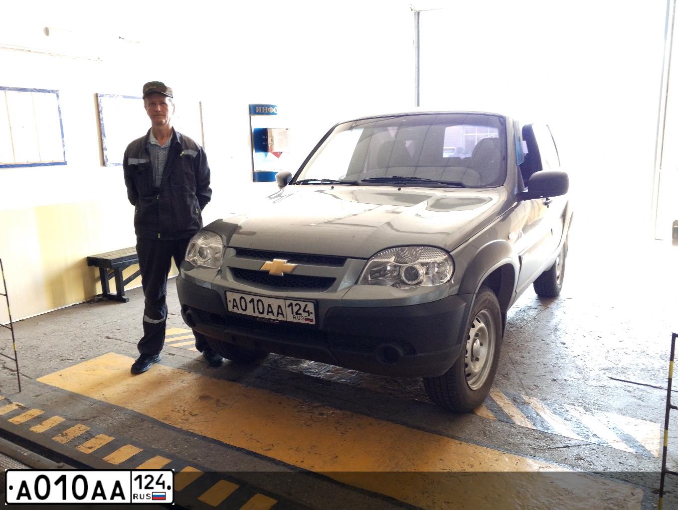 Фото автомобиля CHEVROLET NIVA, 2012 — госномер А010АА124. Цвет: СЕРЫЙ