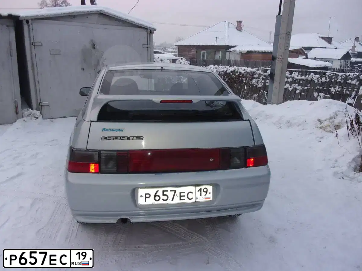 Фото автомобиля LADA 2112, 2005 — госномер М946УР124. Цвет: Серебристо-Желтый