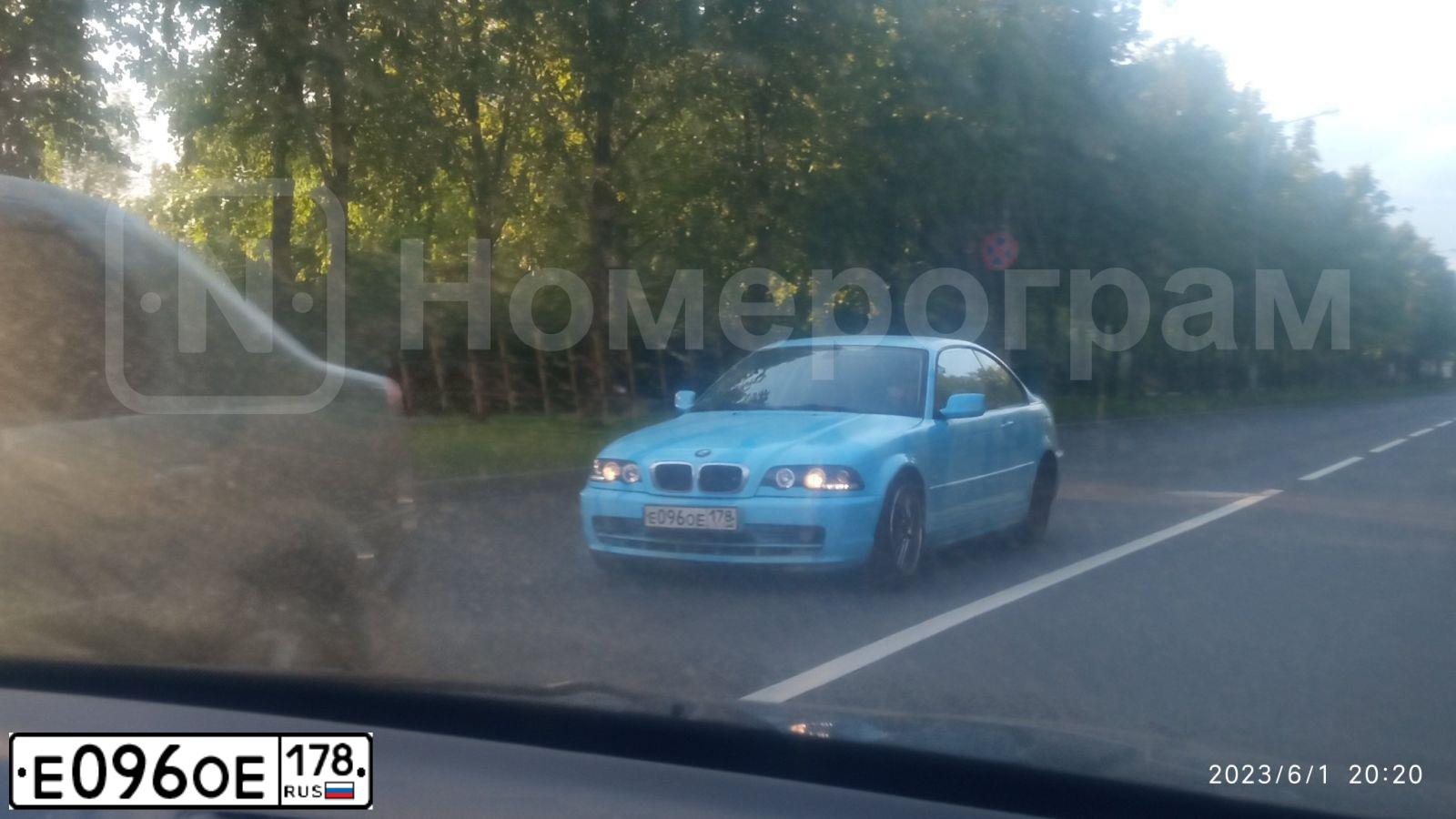 Фото автомобиля BMW 318, 2002 — госномер С024КЕ198. Цвет: голубой