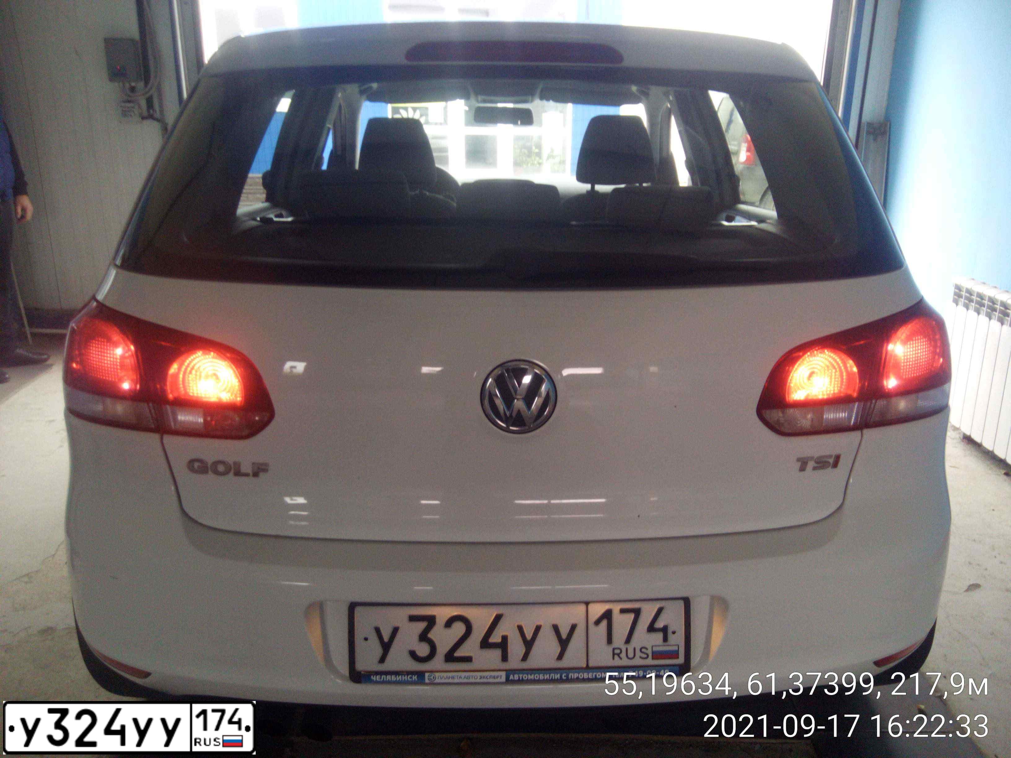 Фото автомобиля VOLKSWAGEN GOLF, 2012 — госномер Н698ХР774. Цвет: Белый
