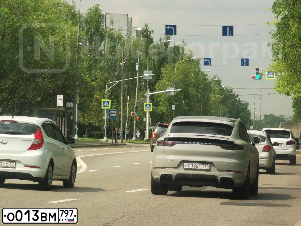 Фото автомобиля PORSCHE CAYENNE, 2021 — госномер О013ВМ797. Цвет: СЕРЫЙ