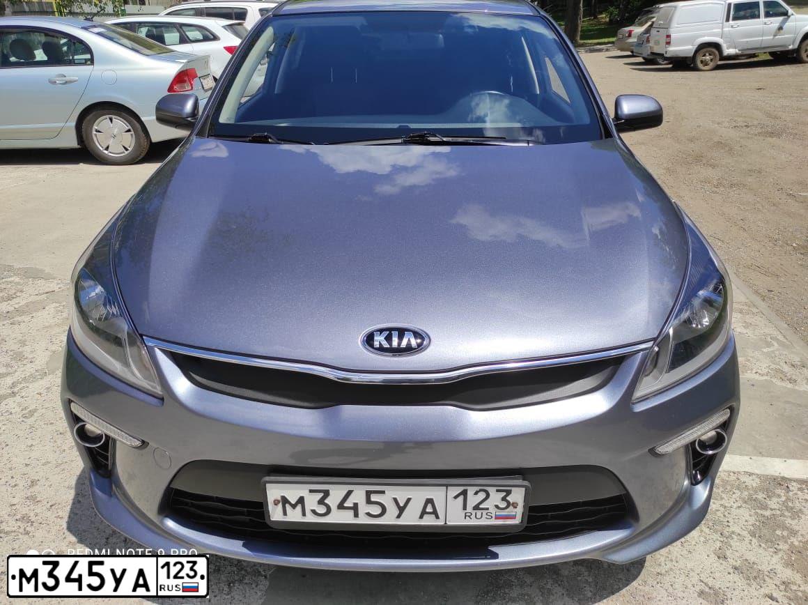 Фото автомобиля KIA RIO, 2018 — госномер Х440ВТ180. Цвет: Серый