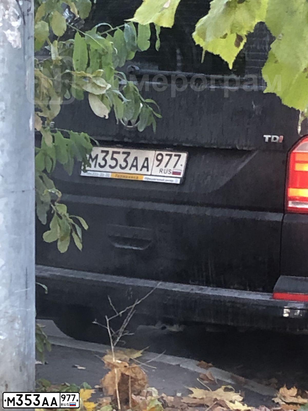 Фото автомобиля VOLKSWAGEN CARAVELLE, 2016 — госномер М353АА977. Цвет: ЧЕРНЫЙ