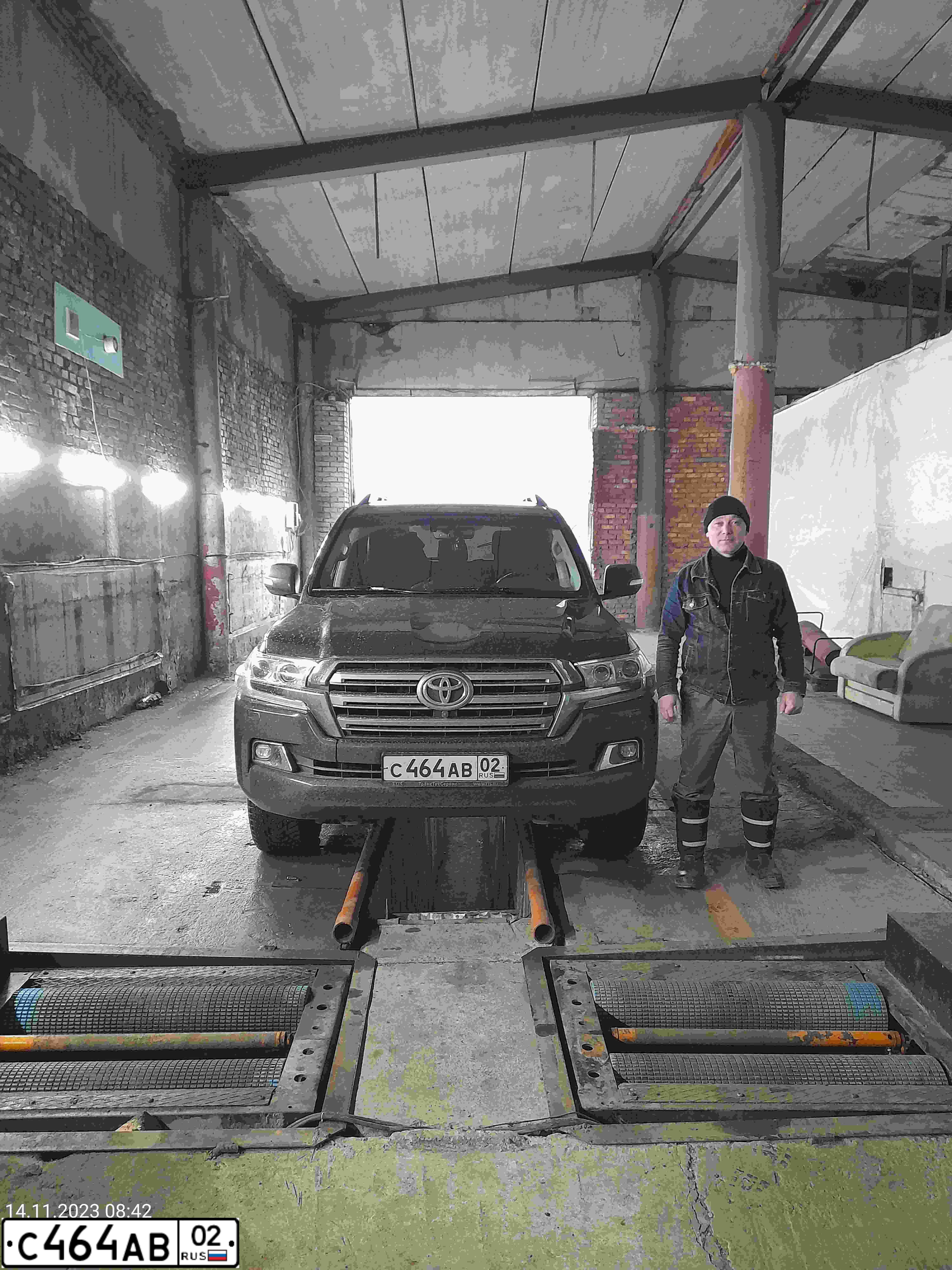 Фото автомобиля NEFAZ 5299 /KAMAZ 5297 4X2/, 2003 — госномер С464АВ02. Цвет: Белый