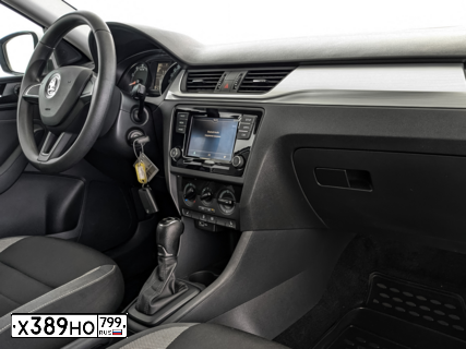 Фото автомобиля SKODA RAPID, 2019 — госномер Р489РТ136. Цвет: Белый