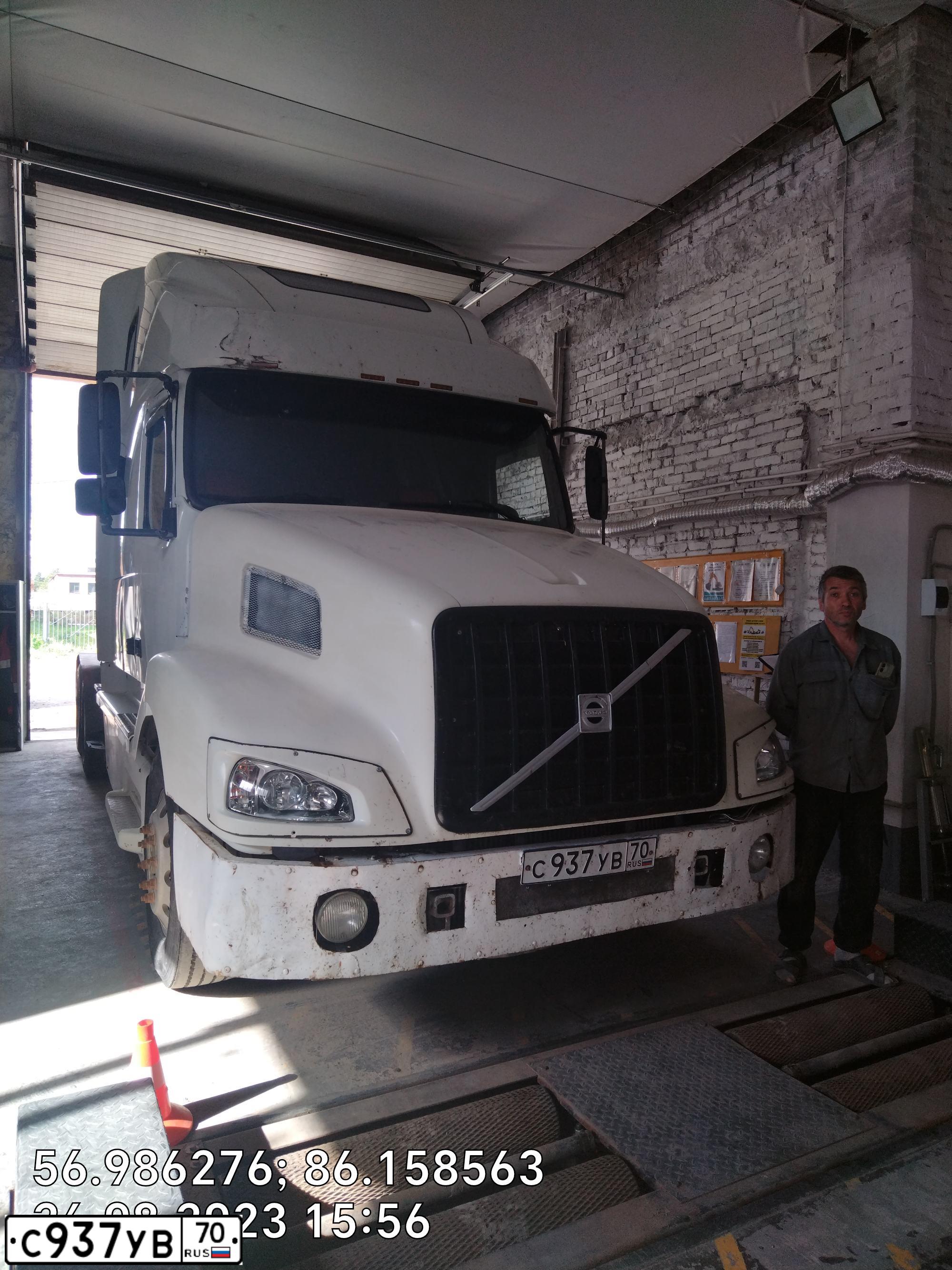 Фото автомобиля VOLVO VN, 2002 — госномер С937УВ70. Цвет: Белый