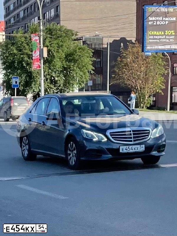 Фото автомобиля MERCEDES E-KLASSE, 2015 — госномер Е454КХ54. Цвет: Серый