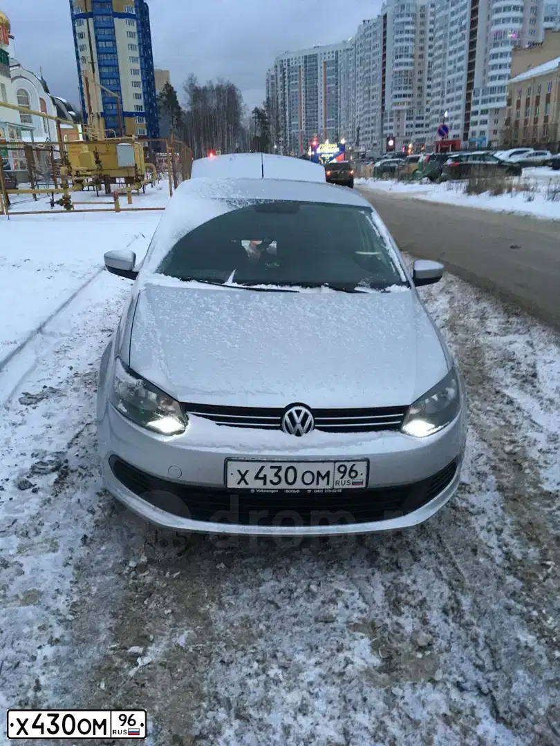 Фото автомобиля VOLKSWAGEN POLO, 2012 — госномер Х880КА196. Цвет: СВЕТЛО СЕРЫЙ