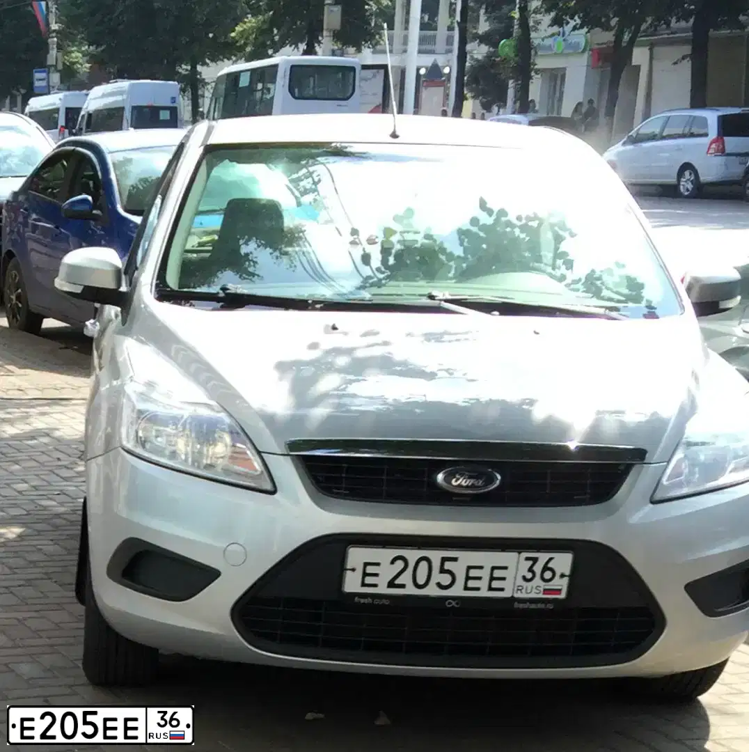 Фото автомобиля FORD FOCUS, 2011 — госномер Е205ЕЕ36. Цвет: СЕРЕБРИСТЫЙ