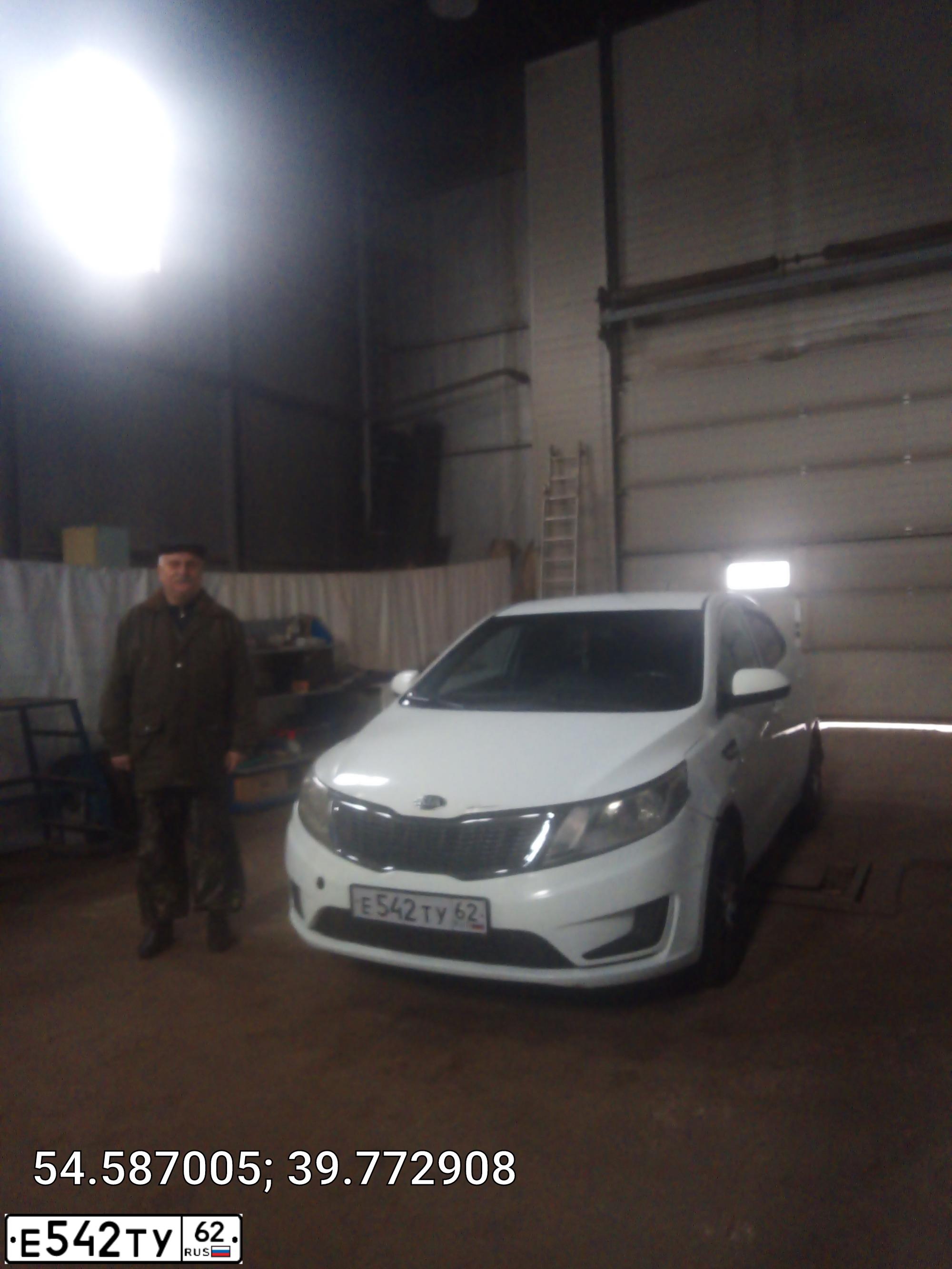 Фото автомобиля KIA RIO, 2014 — госномер Е542ТУ62. Цвет: Белый