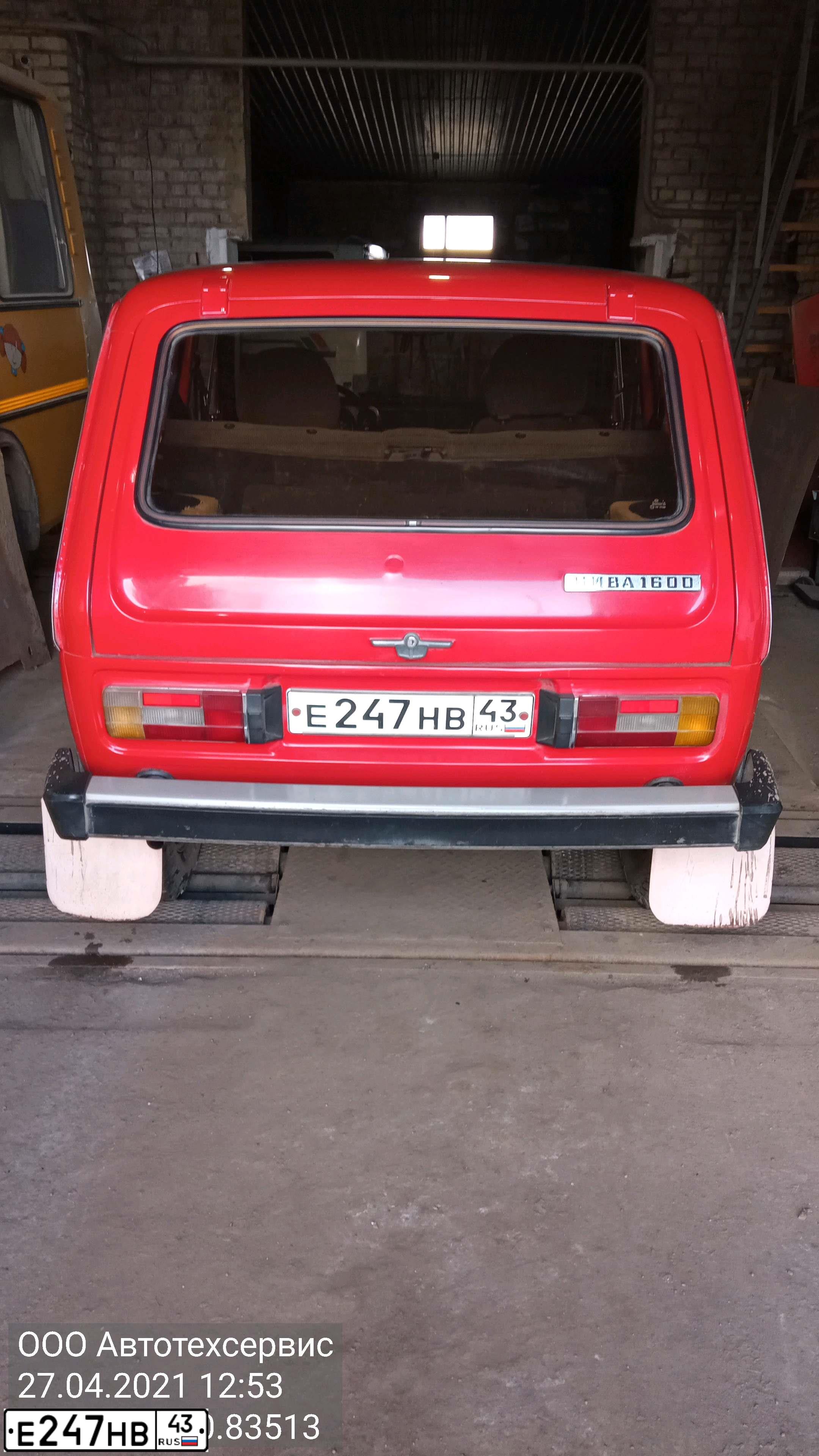 Фото автомобиля LADA 2121 NIVA, 1987 — госномер Е247НВ43. Цвет: КРАСНЫЙ