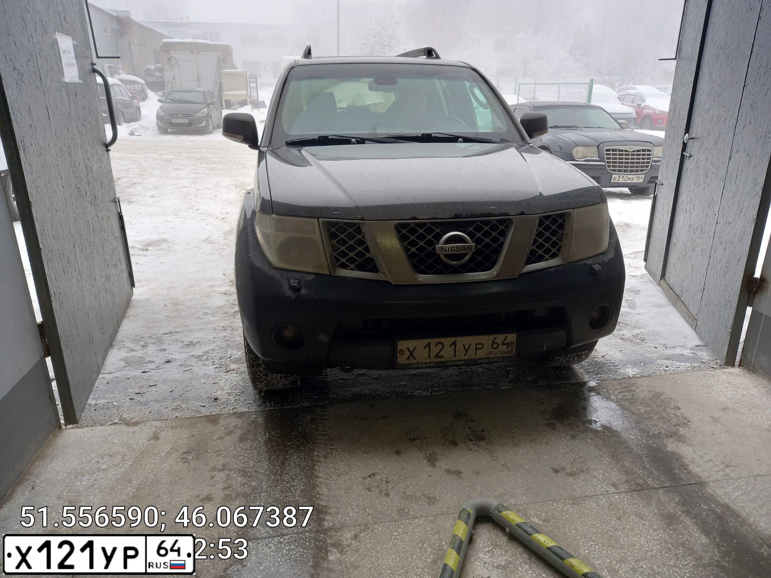 Фото автомобиля NISSAN PATHFINDER, 2008 — госномер Х121УР64. Цвет: ЧЕРНЫЙ