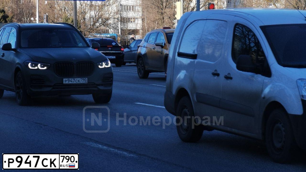 Фото автомобиля BMW X5, 2020 — госномер Р947СК790. Цвет: ЗЕЛЕНЫЙ