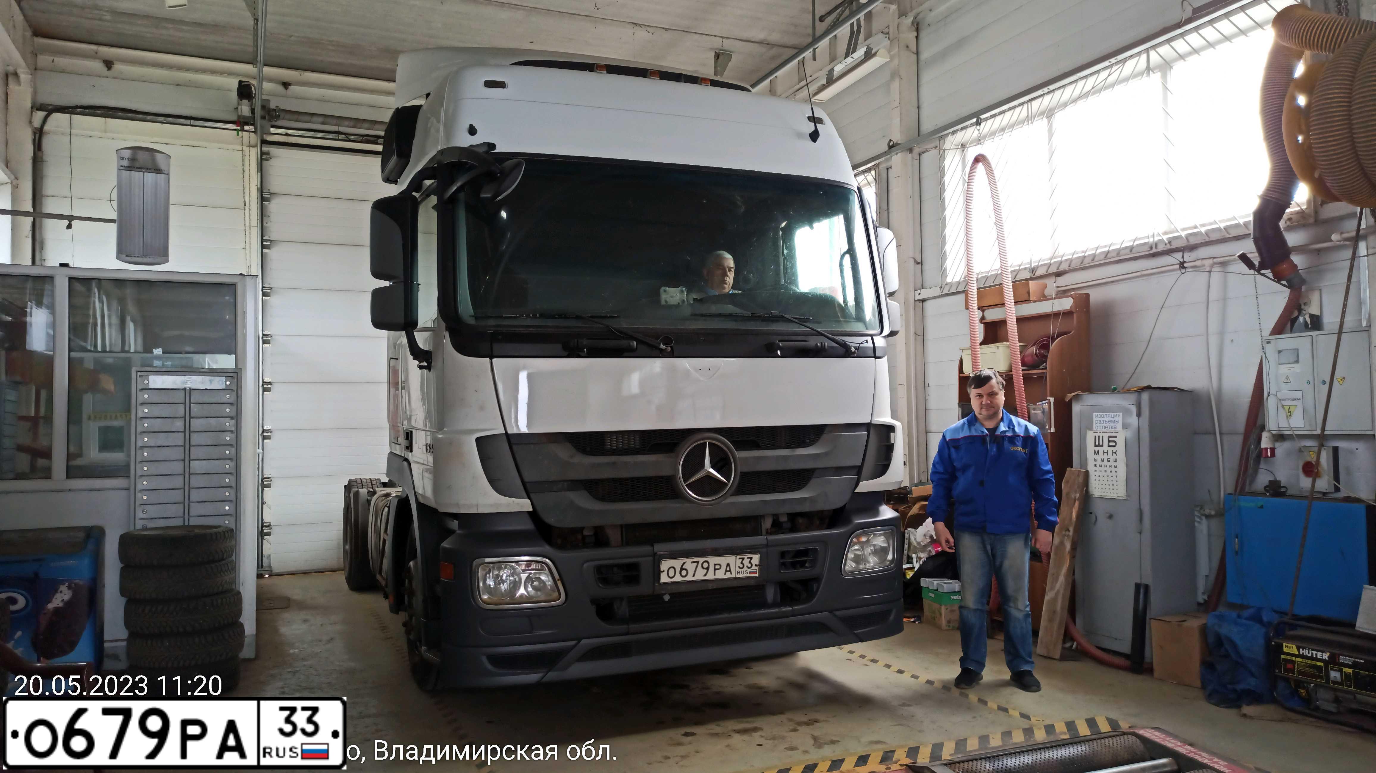Фото автомобиля MERCEDES ACTROS, 2017 — госномер О679РА33. Цвет: БЕЛЫЙ