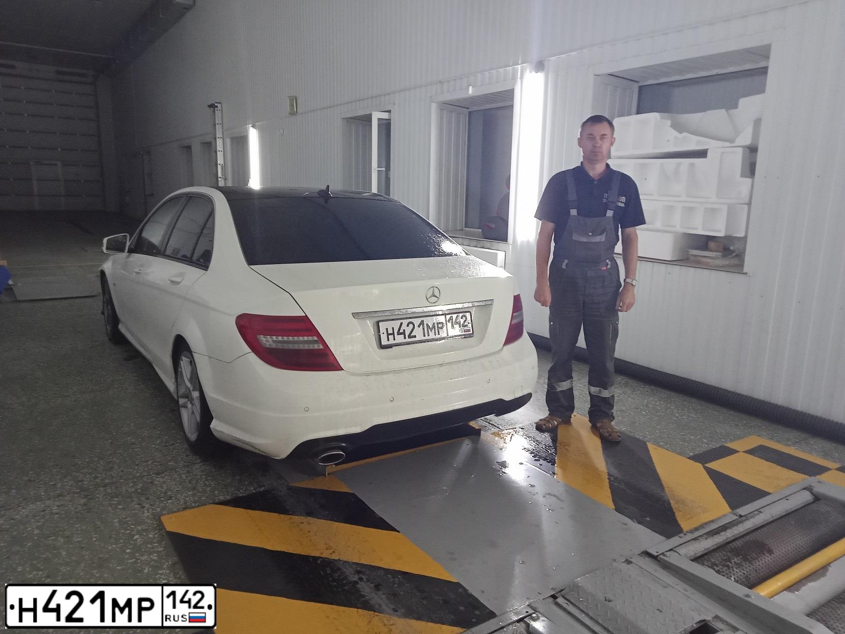 Фото автомобиля MERCEDES C-KLASSE, 2012 — госномер У471МО142. Цвет: Белый