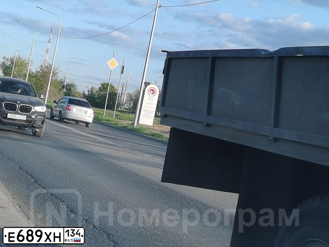 Фото автомобиля BMW X4, 2020 — госномер Е689ХН134. Цвет: ЧЕРНЫЙ