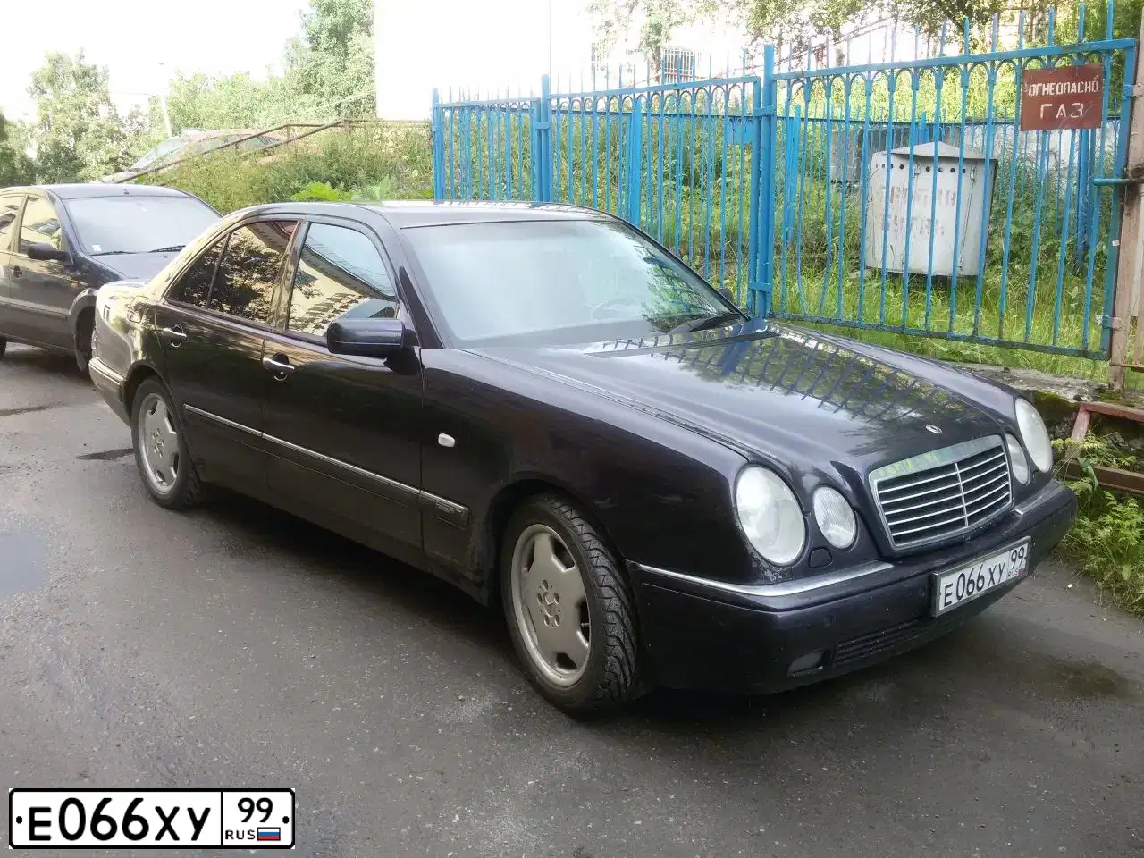 Фото автомобиля MERCEDES E-KLASSE, 1999 — госномер Е066ХУ99. Цвет: ФИОЛЕТОВЫЙ