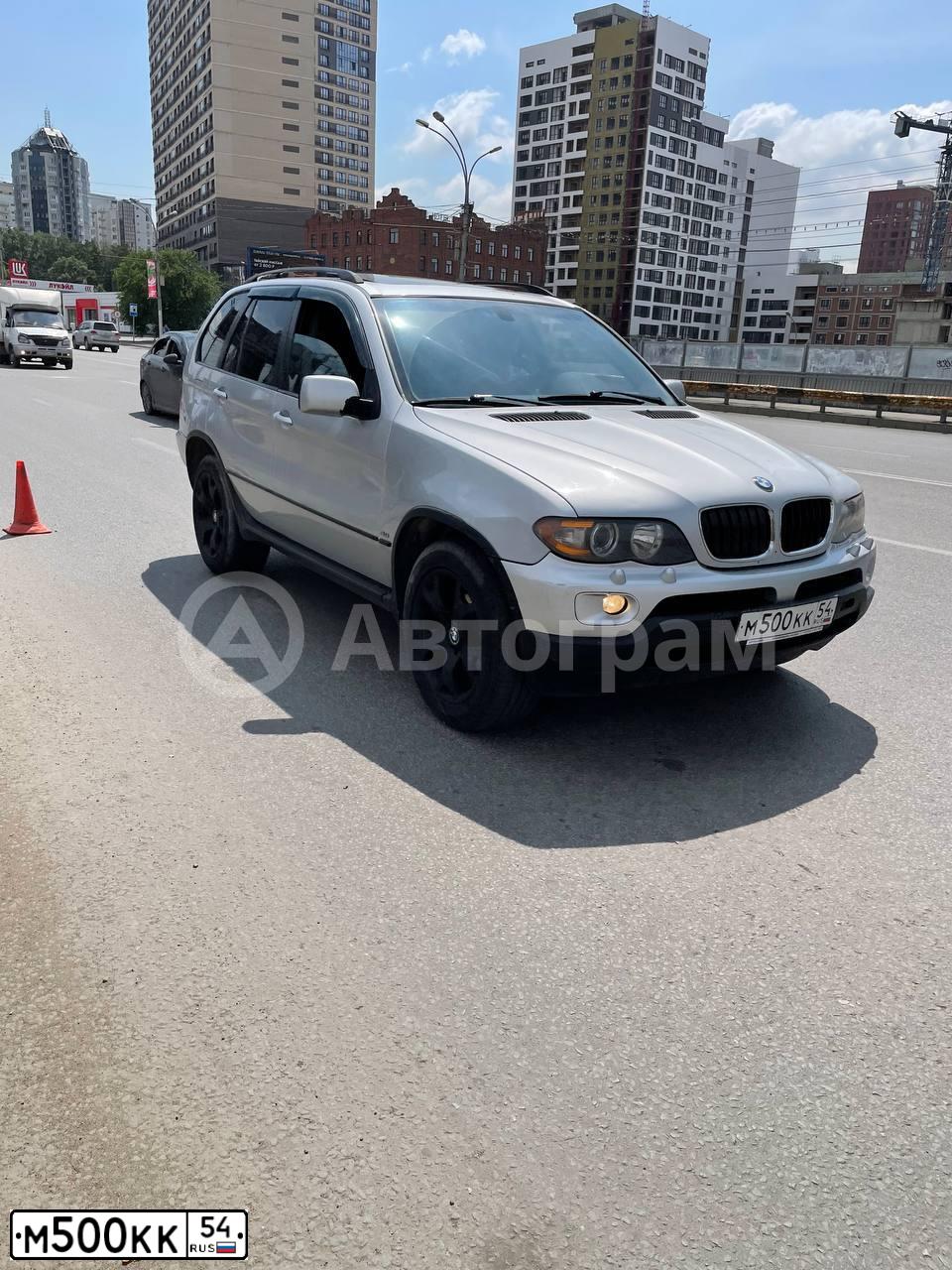 Фото автомобиля BMW X5, 2005 — госномер М500КК54. Цвет: Серебристый