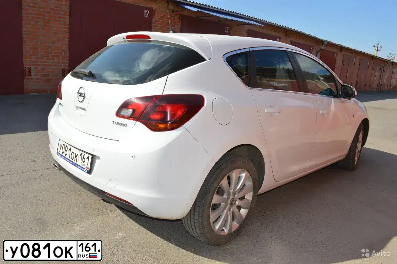Фото автомобиля OPEL ASTRA, 2012 — госномер У081ОК161. Цвет: Белый