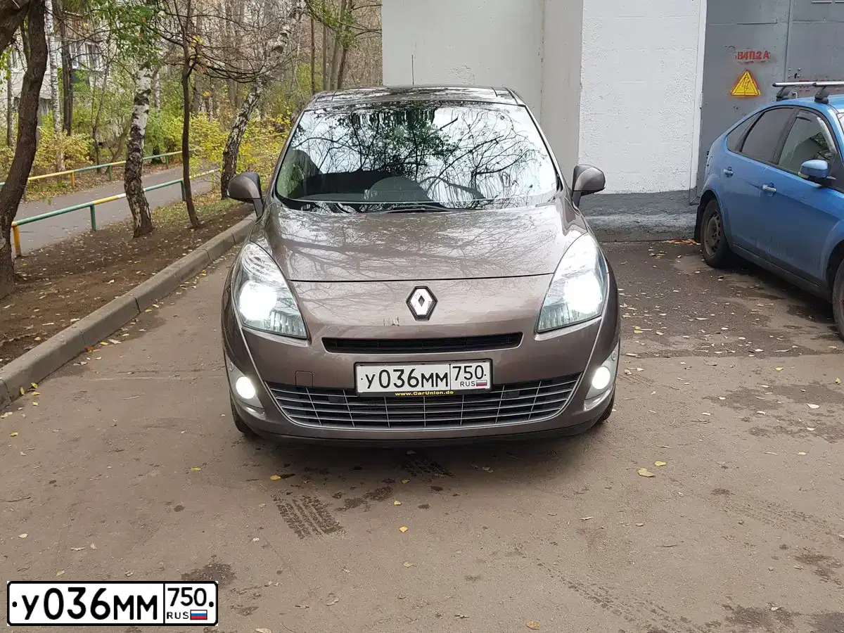 Фото автомобиля RENAULT MEGANE /GRAND/ SCENIC, 2008 — госномер Р887ВТ32. Цвет: Коричневый