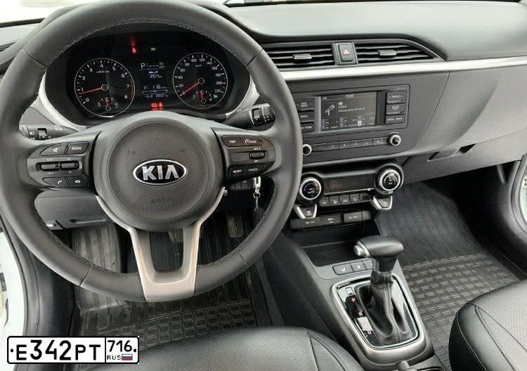 Фото автомобиля KIA RIO, 2020 — госномер Е342РТ716. Цвет: Белый