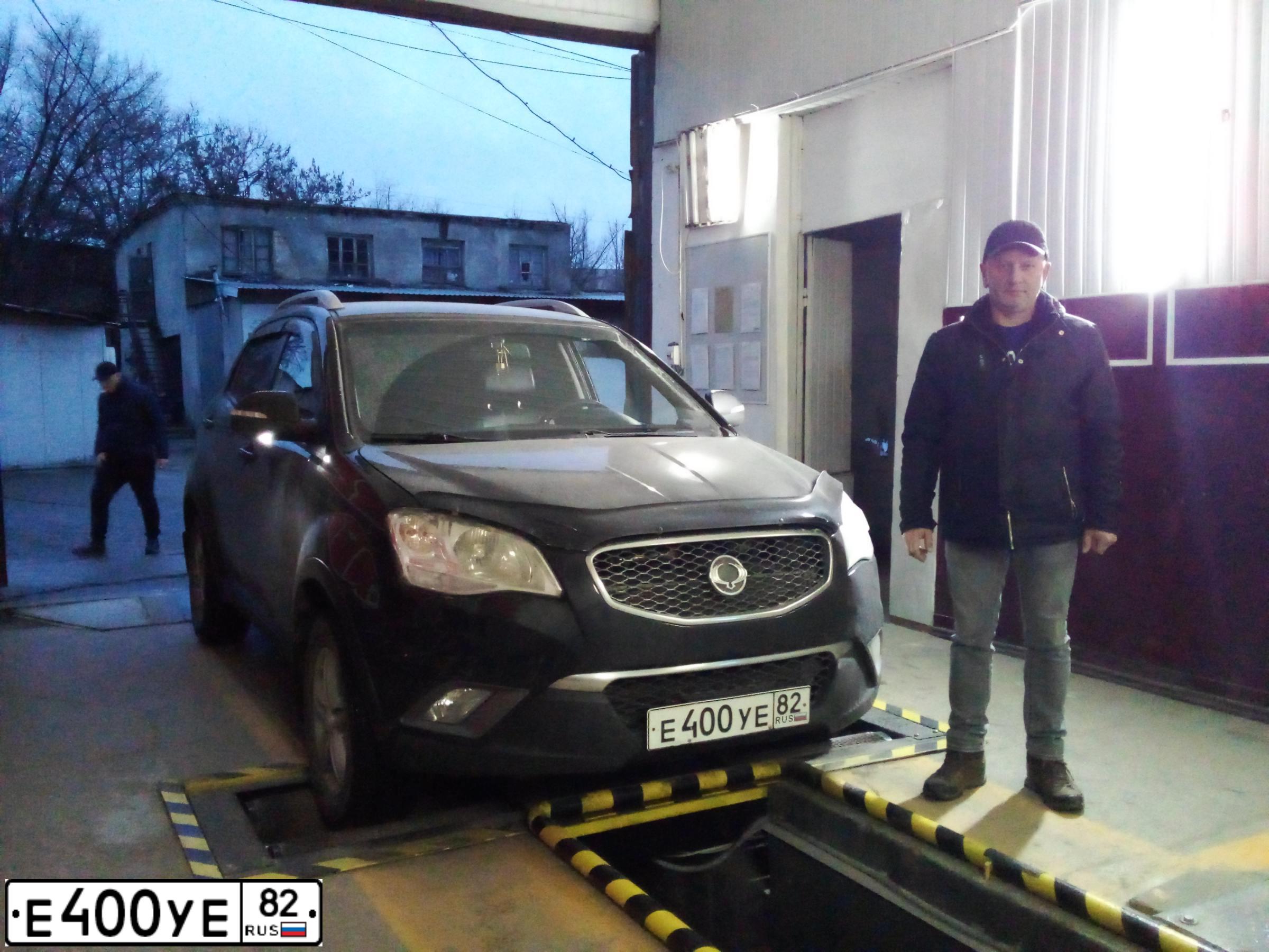 Фото автомобиля SSANGYONG ACTYON, 2011 — госномер Е400УЕ82. Цвет: ЧЕРНЫЙ
