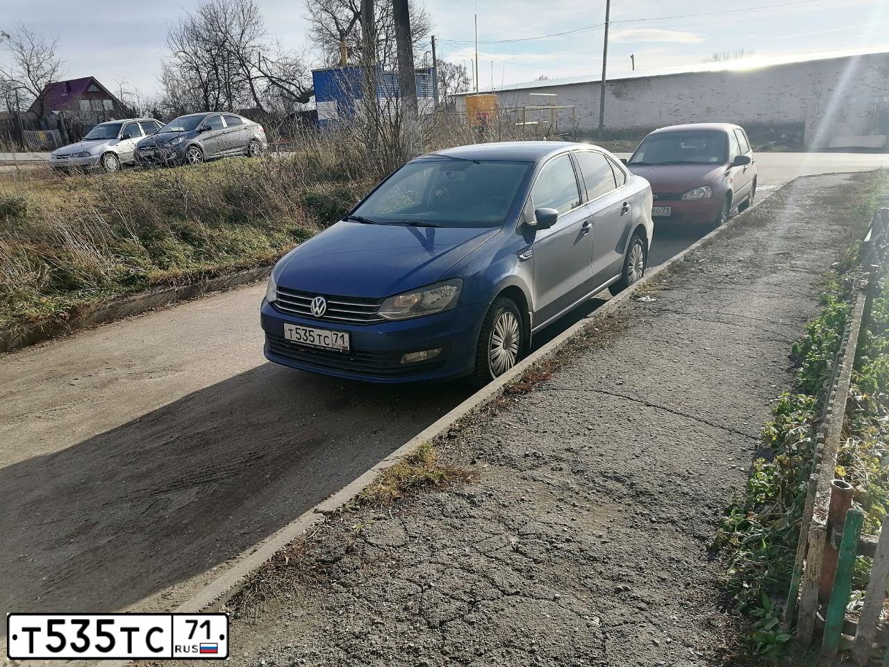 Фото автомобиля VOLKSWAGEN POLO, 2019 — госномер Т535ТС71. Цвет: ЯРКО-СИНИЙ