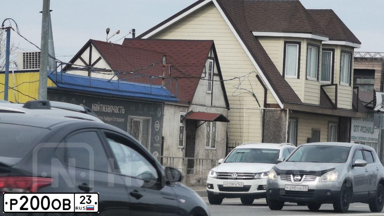 Фото автомобиля NISSAN QASHQAI, 2009 — госномер Р200ОВ23. Цвет: СЕРЕБРИСТЫЙ