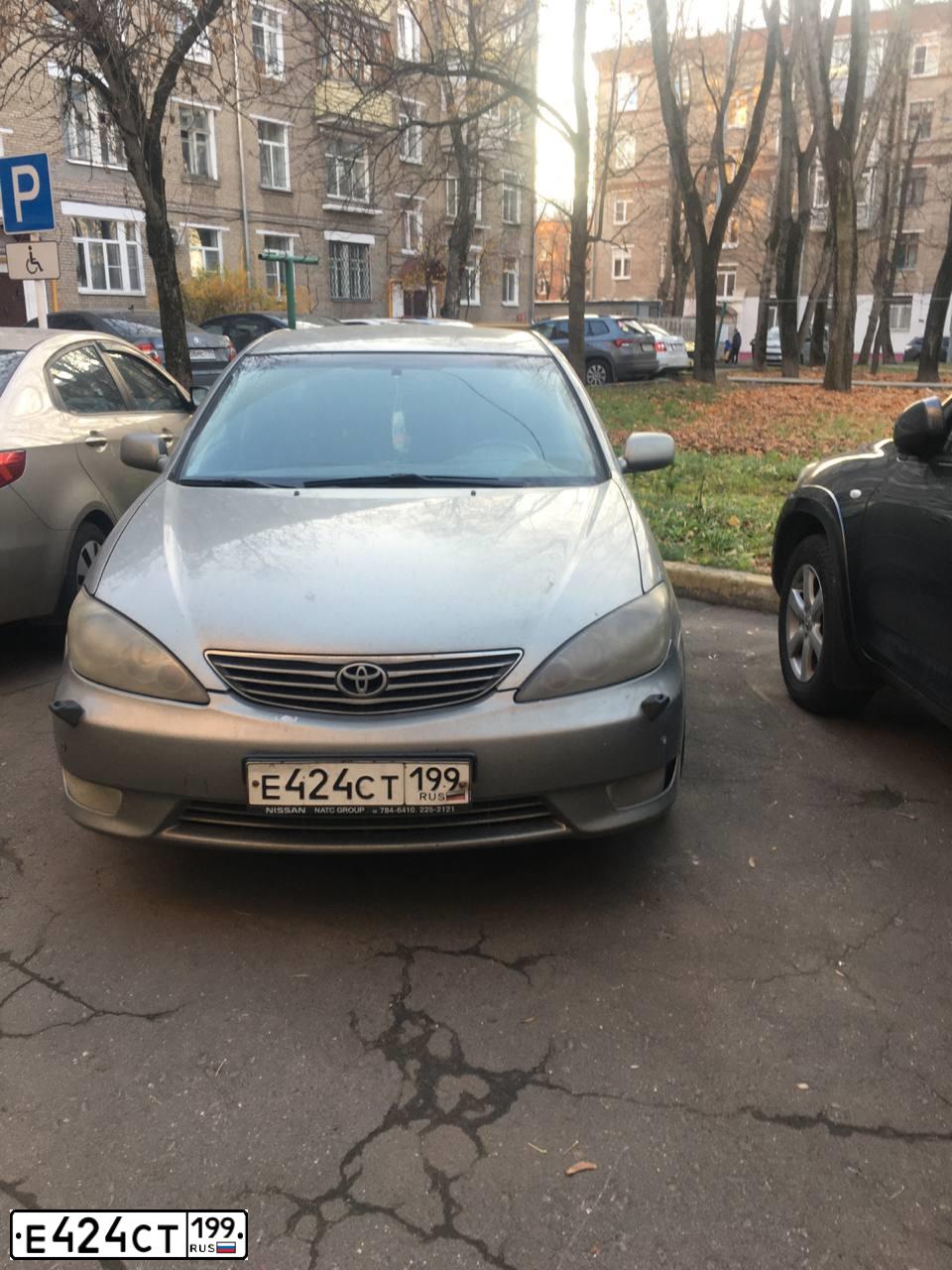 Фото автомобиля TOYOTA CAMRY, 2005 — госномер Е424СТ199. Цвет: СЕРО-ЗЕЛЕНЫЙ