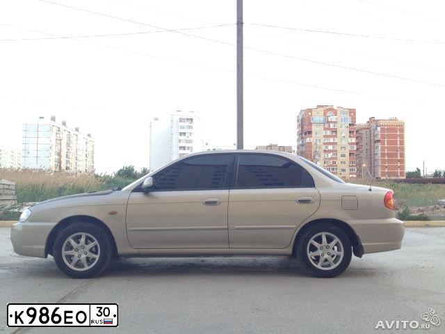 Фото автомобиля KIA SPECTRA, 2008 — госномер М999ЕЕ30. Цвет: Золотисто-бежевый