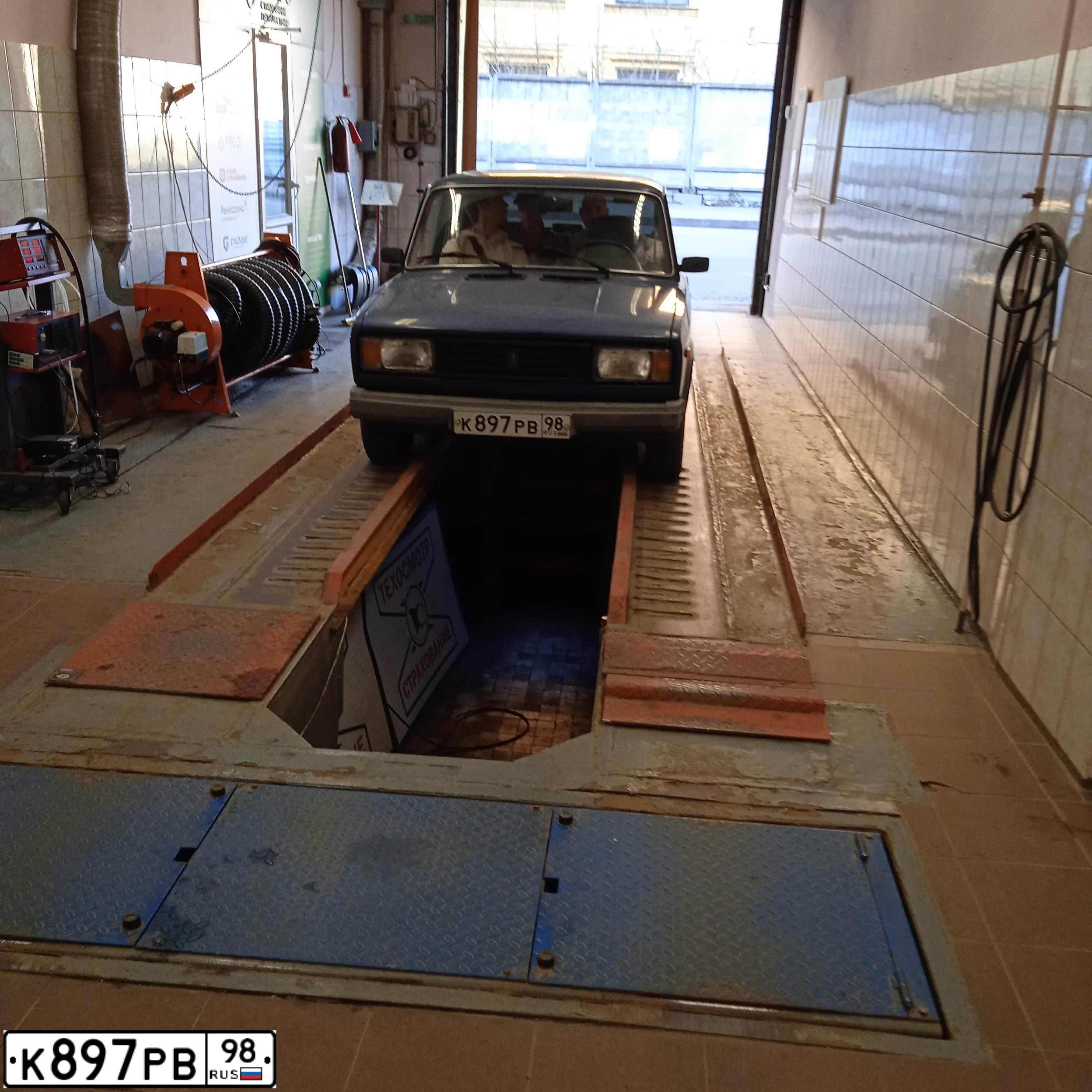 Фото автомобиля LADA 2105, 2006 — госномер Е262МО147. Цвет: синий
